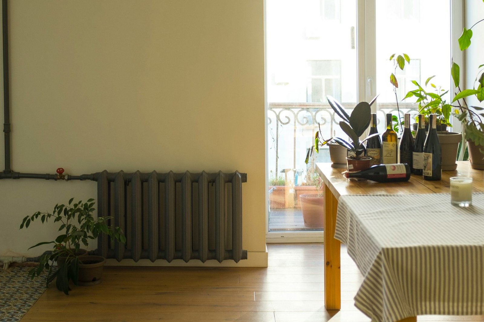 Heizkörper in einem Wohnraum
