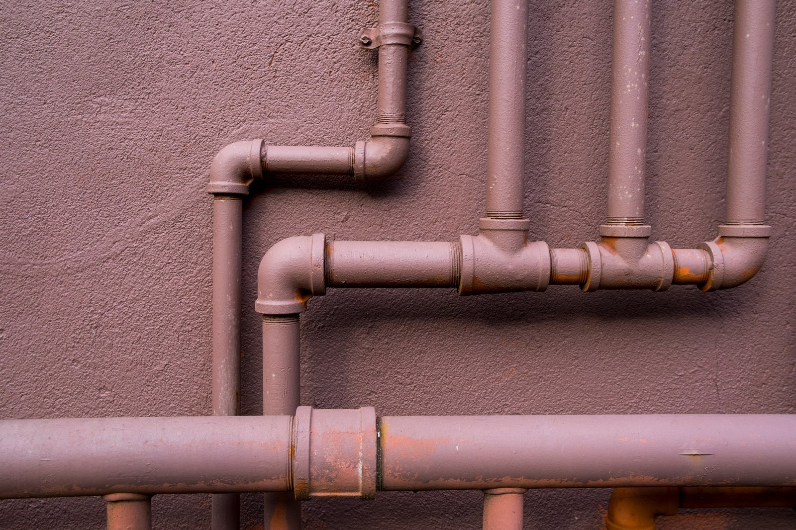 Heizungsanlage mit sichtbaren Rohren