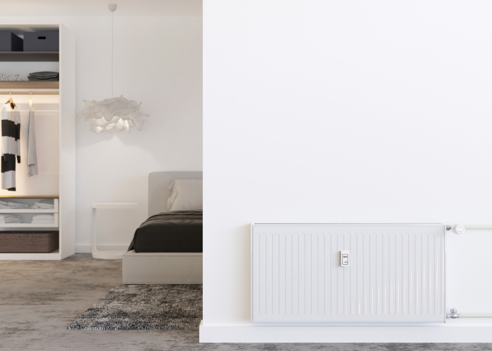 Heizungsrohre und Heizkörper in einem Wohnraum